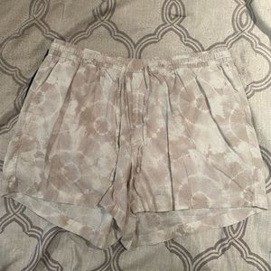 Tan and white 2x linen shorts